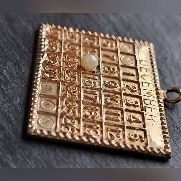 Vintage Goldtone Calendar Pendant - Picture 2 of 6